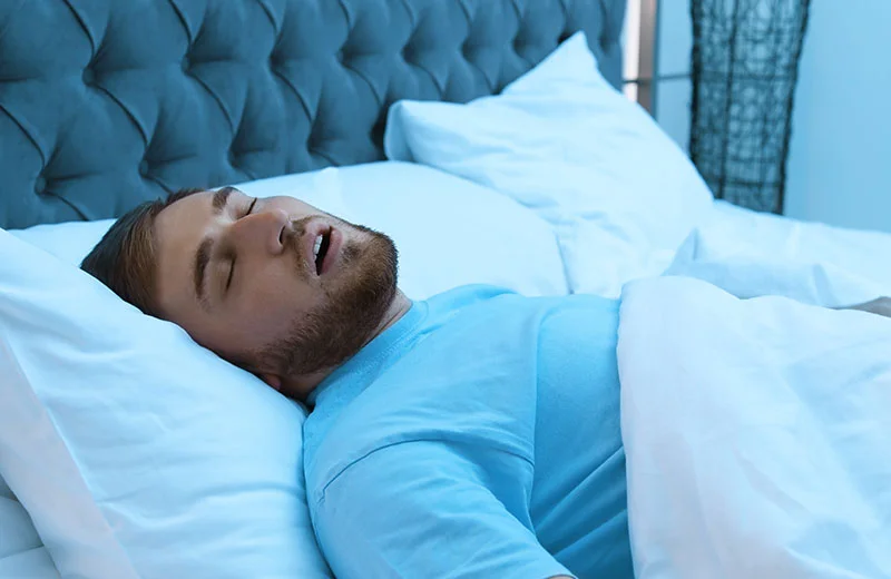Schnarchender Mann im Bett